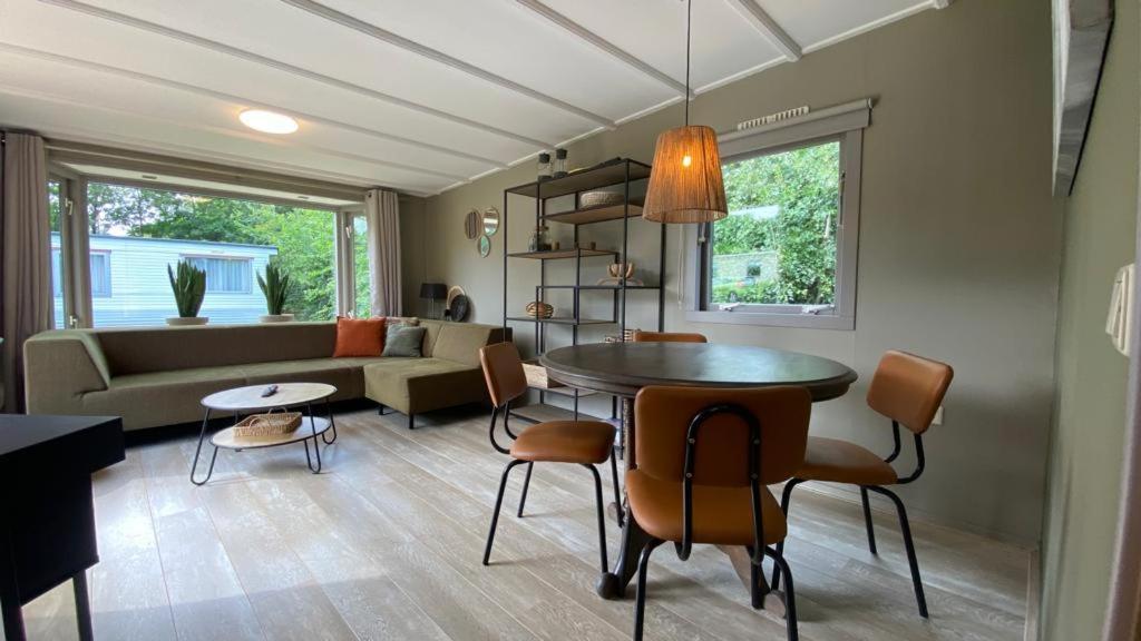 Gemoderniseerd En Modern Chalet Bij Het Bos Rijs Exterior photo