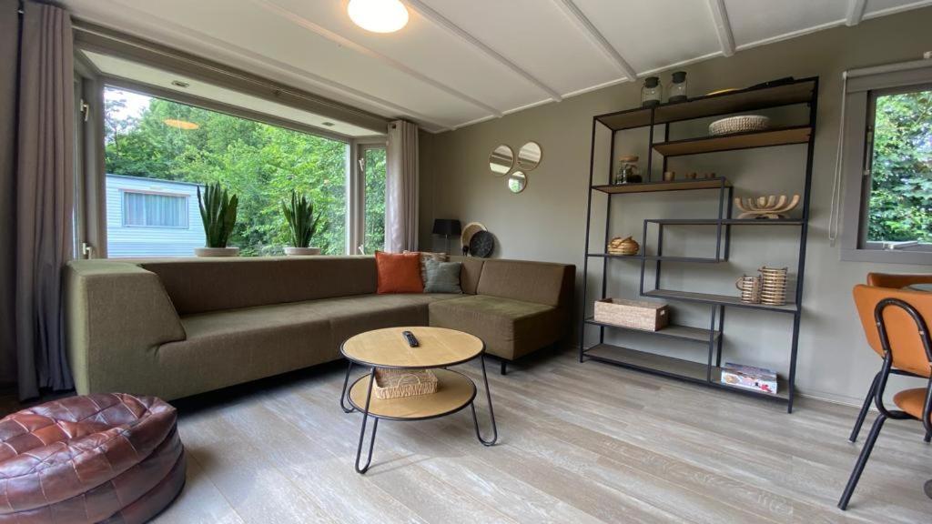 Gemoderniseerd En Modern Chalet Bij Het Bos Rijs Exterior photo